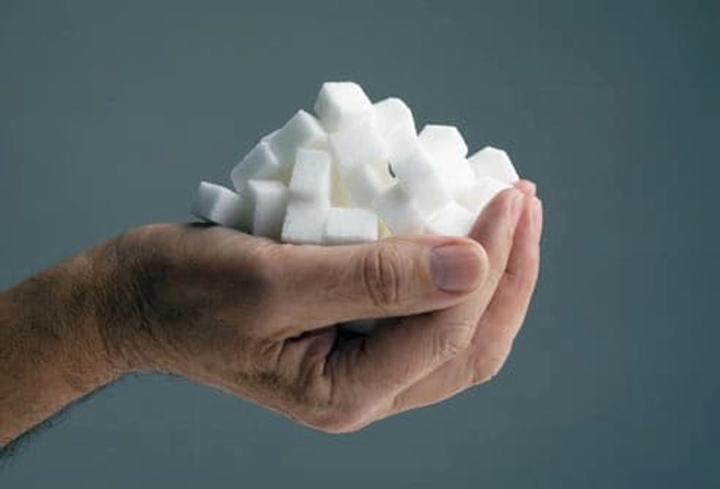 getty_rm_photo_of_handful_of_sugar_cubes ارتفاع الدهون الثلاثية بالدم